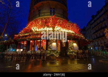 Il ristorante Triadou Haussmann, tradizionale Brasserieat parigino decorato per Natale 2023. Si trova su Boulevard Haussmann. E' stata fondata Foto Stock