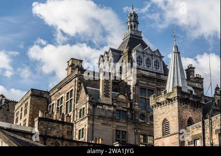 Edimburgo - mai 2014 Edimburgo, capitale de l'Ecosse est une ville moyen-ageuse d'envergure humaine. Edimburgo, la capitale della Scozia, è un centro Foto Stock