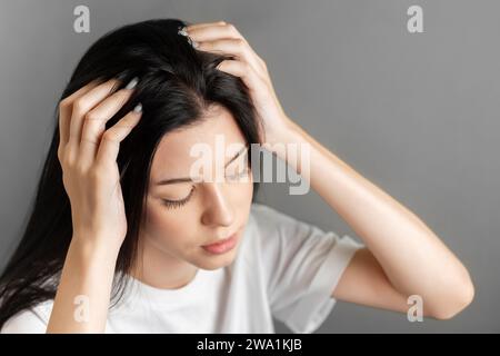 Ritratto di una giovane adolescente che sembra triste. Foto Stock