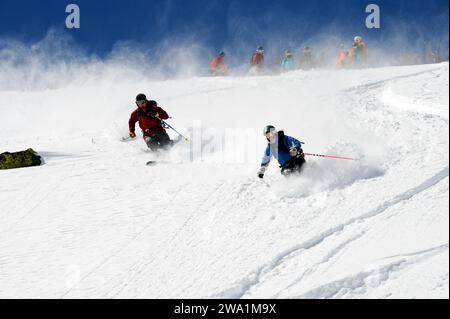 Un uomo e una donna che sciano in una giornata sulla neve in una località di montagna vicino a South Lake Tahoe, California. Foto Stock