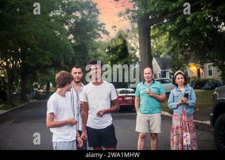 I vicini si riuniscono per una festa in blocco Foto Stock