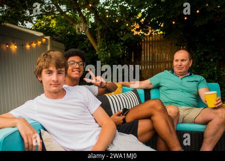 I vicini si riuniscono per una festa in giardino Foto Stock