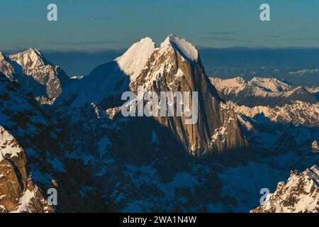 Il sole tramonta sulla montagna Broken Tooth in Alaska Foto Stock