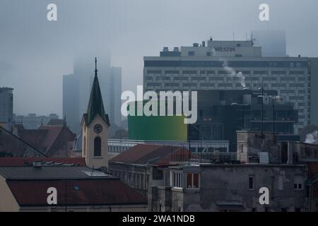 Skyline di Zagabria in una nuvolosa giornata invernale Foto Stock
