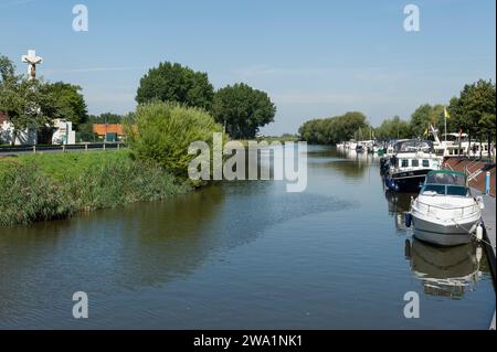 Dixmude est au centre du Westhoek flamand. La viulle est connue pour le role important qu'elle a joue ainsi que sa plaine environnante dans le deroule Foto Stock