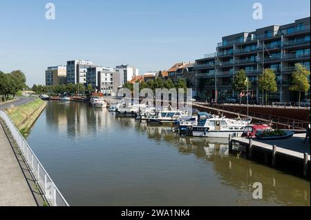 Dixmude est au centre du Westhoek flamand. La viulle est connue pour le role important qu'elle a joue ainsi que sa plaine environnante dans le deroule Foto Stock