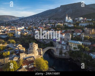 Stari Most, fiume, villaggio e montagna circostanti Foto Stock