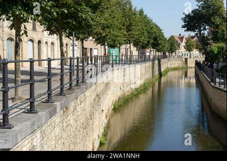 Dixmude est au centre du Westhoek flamand. La viulle est connue pour le role important qu'elle a joue ainsi que sa plaine environnante dans le deroule Foto Stock