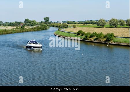 Dixmude est au centre du Westhoek flamand. La viulle est connue pour le role important qu'elle a joue ainsi que sa plaine environnante dans le deroule Foto Stock