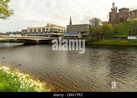 Guardando oltre il fiume Ness verso Bridge Street e vicino al ponte all'incrocio con il Ness Bridge, Inbhir Nis, Scozia, aprile 2023 Foto Stock