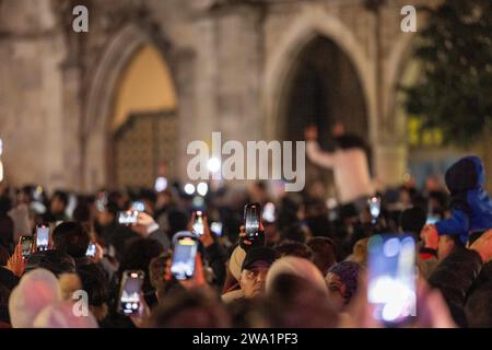 Jahreswechsel Silvester Neujahr auf dem Marienplatz Feuerwerk verboten a München / riferimento: 01.01.2024 / *** Vigilia di Capodanno a Marienplatz fuochi d'artificio proibiti a Monaco di Baviera Data 01 01 2024 Foto Stock