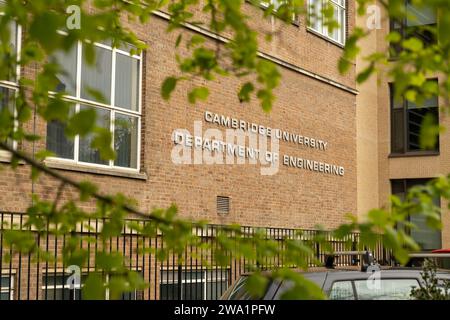 Insegna di costruzione del Dipartimento di Ingegneria dell'Università di Cambridge che guarda attraverso il verde fogliame dell'albero sulla Fen Causeway Cambridge, Cambridgeshire, Foto Stock