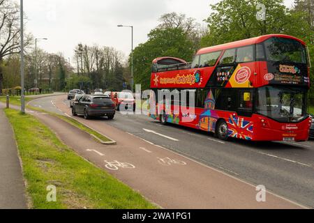 Giro turistico della città di Cambridge autobus scoperto lungo Trumpington Road, Cambridge Cambridgeshire, aprile 2023 Foto Stock