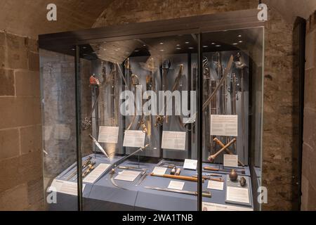 Collezione di spade e coltelli nel National War Museum all'interno del Castello di Edimburgo nella città di Edimburgo, Scozia, Regno Unito. Foto Stock