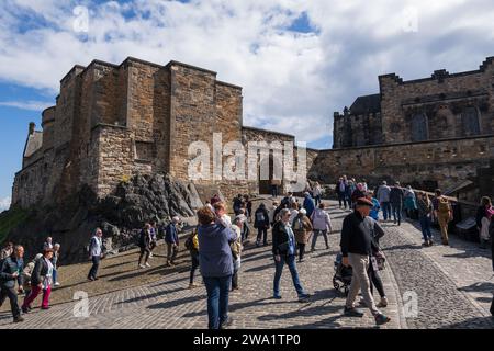 Gruppo di turisti sulla strada interna verso la parte superiore del castello di Edimburgo nella città di Edimburgo, Scozia, Regno Unito. Foto Stock