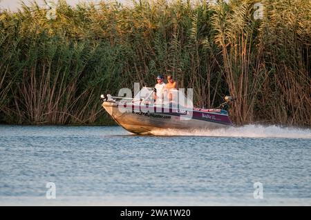 Due persone navigano sul fiume Ebro, Delta dell'Ebro, Catalogna, Spagna Foto Stock