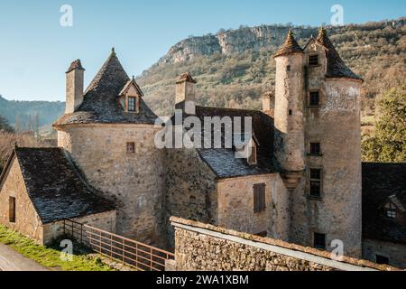 Autoire, Lot, Francia - 27 dicembre 2023: L'Château de Limargue sorge alla periferia del borgo medievale di Autoire, nella regione francese di Lot Foto Stock