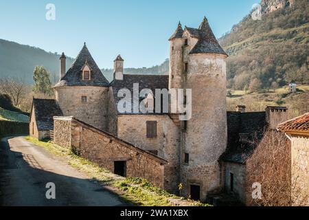 Autoire, Lot, Francia - 27 dicembre 2023: L'Château de Limargue sorge alla periferia del borgo medievale di Autoire, nella regione francese di Lot Foto Stock