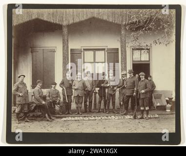 Ritratto di gruppo di cacciatori e aiutanti, tra cui Henry Pauw van Wieldrecht e Maarten Pauw van Wieldrecht, con il gioco dei colpi ai loro piedi, 1891 fotografia sinistra Henry, Quinto da sinistra Maarten. Supporto fotografico Paesi Bassi. stampa di albumi di cartone Foto Stock