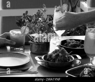 cocktail e cibi abbinati su un tavolo da pranzo Foto Stock