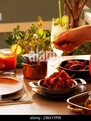 cocktail e cibi abbinati su un tavolo da pranzo Foto Stock
