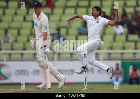 Bangladesh test Team Spin Bowler Taijul Islam Bowl durante il secondo test Day Three Bangladesh-nuova Zelanda allo Sher-e-Bangla National Cricket Stadium di Mirpu Foto Stock