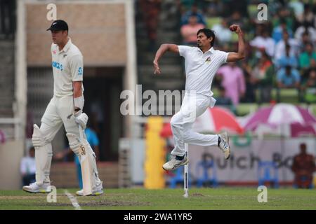 Bangladesh test Team Spin Bowler Taijul Islam Bowl durante il secondo test Day Three Bangladesh-nuova Zelanda allo Sher-e-Bangla National Cricket Stadium di Mirpu Foto Stock