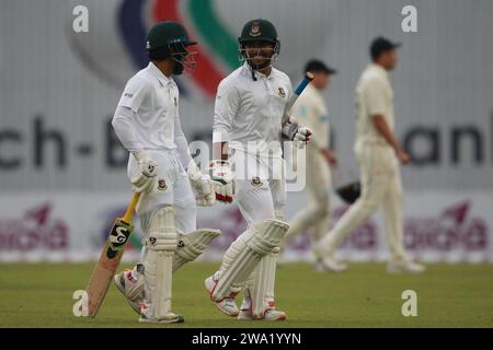 Il bengalese Mominul Haque (L) e Zakir Hasan (R) sono stati visti durante il secondo giorno di test del Bangladesh-nuova Zelanda al Sher-e-Bangla National Cricket S. Foto Stock