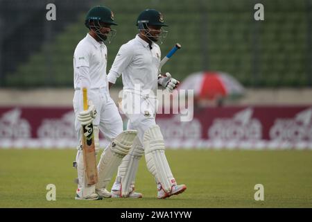 Il bengalese Mominul Haque (L) e Zakir Hasan (R) sono stati visti durante il secondo giorno di test del Bangladesh-nuova Zelanda al Sher-e-Bangla National Cricket S. Foto Stock