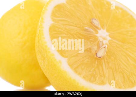 Due metà di limone giallo succoso, primo piano, isolato su bianco. Foto Stock