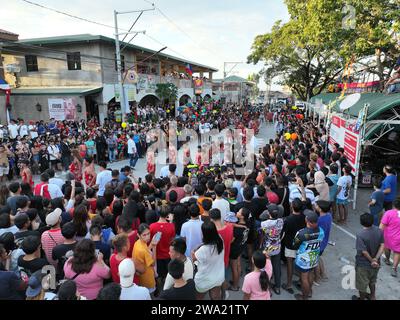 Minalin, Filippine. 1 gennaio 2024. I veri uomini si vestono a croce il giorno di Capodanno come parte dell'annuale "Aguman Sanduk Festival" a Minalin, Pampanga. Il festival affonda le sue radici nel 1932, quando la città di Minalin ha vissuto una grave siccità, nessun raccolto e la maggior parte delle famiglie è affamata il giorno di Capodanno e per rallegrare lo spirito della gente della città, alcuni uomini si incrociano e si sfilano per strada per rallegrare tutti. (Immagine di credito: © Sherbien Dacalanio/Alamy Live News) Foto Stock