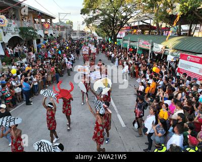 Minalin, Filippine. 1 gennaio 2024. I veri uomini si vestono a croce il giorno di Capodanno come parte dell'annuale "Aguman Sanduk Festival" a Minalin, Pampanga. Il festival affonda le sue radici nel 1932, quando la città di Minalin ha vissuto una grave siccità, nessun raccolto e la maggior parte delle famiglie è affamata il giorno di Capodanno e per rallegrare lo spirito della gente della città, alcuni uomini si incrociano e si sfilano per strada per rallegrare tutti. (Immagine di credito: © Sherbien Dacalanio/Alamy Live News) Foto Stock