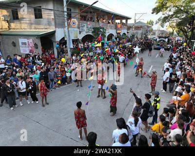 Minalin, Filippine. 1 gennaio 2024. I veri uomini si vestono a croce il giorno di Capodanno come parte dell'annuale "Aguman Sanduk Festival" a Minalin, Pampanga. Il festival affonda le sue radici nel 1932, quando la città di Minalin ha vissuto una grave siccità, nessun raccolto e la maggior parte delle famiglie è affamata il giorno di Capodanno e per rallegrare lo spirito della gente della città, alcuni uomini si incrociano e si sfilano per strada per rallegrare tutti. (Immagine di credito: © Sherbien Dacalanio/Alamy Live News) Foto Stock