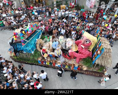 Minalin, Filippine. 1 gennaio 2024. I veri uomini si vestono a croce il giorno di Capodanno come parte dell'annuale "Aguman Sanduk Festival" a Minalin, Pampanga. Il festival affonda le sue radici nel 1932, quando la città di Minalin ha vissuto una grave siccità, nessun raccolto e la maggior parte delle famiglie è affamata il giorno di Capodanno e per rallegrare lo spirito della gente della città, alcuni uomini si incrociano e si sfilano per strada per rallegrare tutti. (Immagine di credito: © Sherbien Dacalanio/Alamy Live News) Foto Stock