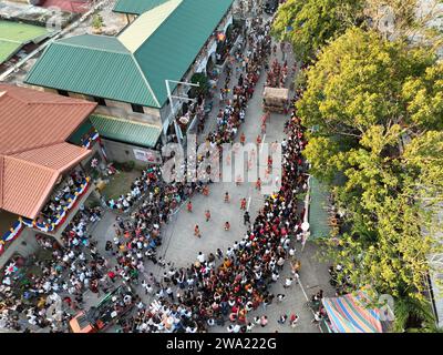 Minalin, Filippine. 1 gennaio 2024. I veri uomini si vestono a croce il giorno di Capodanno come parte dell'annuale "Aguman Sanduk Festival" a Minalin, Pampanga. Il festival affonda le sue radici nel 1932, quando la città di Minalin ha vissuto una grave siccità, nessun raccolto e la maggior parte delle famiglie è affamata il giorno di Capodanno e per rallegrare lo spirito della gente della città, alcuni uomini si incrociano e si sfilano per strada per rallegrare tutti. (Immagine di credito: © Sherbien Dacalanio/Alamy Live News) Foto Stock