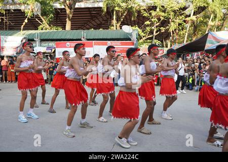 Minalin, Filippine. 1 gennaio 2024. I veri uomini si vestono a croce il giorno di Capodanno come parte dell'annuale "Aguman Sanduk Festival" a Minalin, Pampanga. Il festival affonda le sue radici nel 1932, quando la città di Minalin ha vissuto una grave siccità, nessun raccolto e la maggior parte delle famiglie è affamata il giorno di Capodanno e per rallegrare lo spirito della gente della città, alcuni uomini si incrociano e si sfilano per strada per rallegrare tutti. (Immagine di credito: © Sherbien Dacalanio/Alamy Live News) Foto Stock