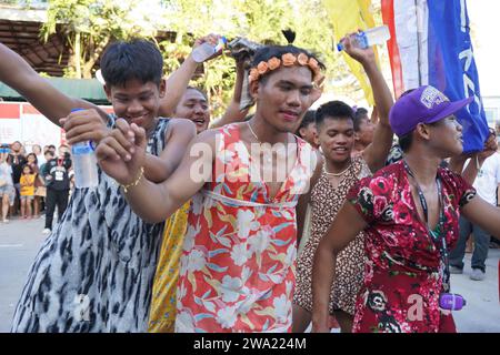 Minalin, Filippine. 1 gennaio 2024. I veri uomini si vestono a croce il giorno di Capodanno come parte dell'annuale "Aguman Sanduk Festival" a Minalin, Pampanga. Il festival affonda le sue radici nel 1932, quando la città di Minalin ha vissuto una grave siccità, nessun raccolto e la maggior parte delle famiglie è affamata il giorno di Capodanno e per rallegrare lo spirito della gente della città, alcuni uomini si incrociano e si sfilano per strada per rallegrare tutti. (Immagine di credito: © Sherbien Dacalanio/Alamy Live News) Foto Stock