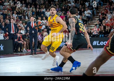 Il giocatore del Barcellona n.20 Nicolas Laprovittola e il giocatore del Monaco n.55 Mike James hanno visto in azione durante la partita tra IL Monaco e il FC Barcelona alla Salle Gaston-Medecin per il diciassettesimo round della Turkish Airlines Euroleague. Punteggio finale: AS Monaco 91-71 FC Barcelona. (Foto di Laurent Coust / SOPA Images/Sipa USA) Foto Stock