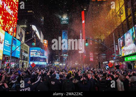 I coriandoli scendono dal cielo dopo il conto alla rovescia. La celebrazione del Capodanno 2024 di Times Square a New York City segna un ritorno monumentale dopo la pandemia di COVID-19, attirando migliaia di persone entusiaste a partecipare all'iconico conto alla rovescia e ad accogliere il nuovo anno. Come la tradizione vuole, la scintillante caduta della palla cattura la folla, segnalando il passaggio al 2024. Con il volgere dell'anno, una cascata mozzafiato di coriandoli scende dal cielo, trasformando il vivace paesaggio urbano in un'affascinante doccia di carta colorata. (Foto di Michael ho Wai Lee/SOPA i Foto Stock