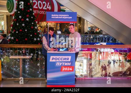 Mosca, Russia. 31 dicembre 2023. Un gruppo di iniziativa che sostiene la candidatura di Vladimir Putin per le elezioni presidenziali del 2024 raccoglie firme nel centro commerciale Metropolis di Mosca, in Russia. Lo striscione recita "Russia. Putin. 2024' Foto Stock