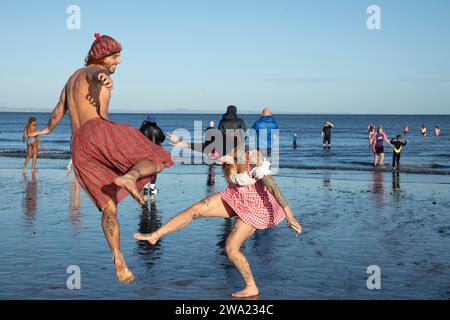 Portobello, Edimburgo, Scozia, Regno Unito. 1 gennaio 2024. Delphin e Hugo dalla Francia saltano nel 2024, Portobello, dal Firth of Forth. Crediti: Arch White/alamy live news. Foto Stock