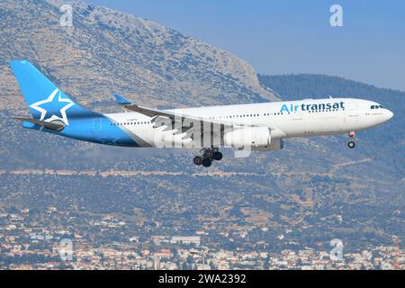 Athen, Grecia - 28 agosto 2023: AirTransat A330 si avvicina all'aeroporto di Athen Foto Stock