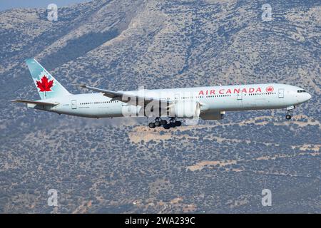 Athen, Grecia - 28 agosto 2023: Air Canada 777 si avvicina all'aeroporto di Athen Foto Stock