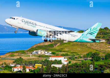 Skiathos, Grecia - 24 agosto 2023: Cypruss A320 in avvicinamento all'aeroporto di Skiathos Foto Stock