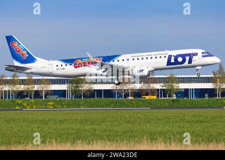 Amsterdam, Paesi Bassi - 28 aprile 2022: LOT Embraer all'Aeroporto di Amsterdam Foto Stock