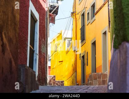 Strada di colorfully case dipinte in Guatemala, America Centrale Foto Stock