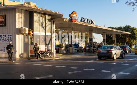 Palma di Maiorca, Spagna; 19 dicembre 2023: Vista generale di un distributore di benzina della multinazionale Repsol, al tramonto a Palma di Maiorca, Spagna Foto Stock