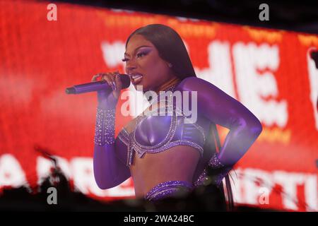 New York, USA. 31 dicembre 2023. Megan Thee Stallion si esibisce durante la celebrazione a Times Square. La celebrazione del Capodanno 2024 di Times Square a New York City segna un ritorno monumentale dopo la pandemia di COVID-19, attirando migliaia di persone entusiaste a partecipare all'iconico conto alla rovescia e ad accogliere il nuovo anno. Come la tradizione vuole, la scintillante caduta della palla cattura la folla, segnalando il passaggio al 2024. Credito: SOPA Images Limited/Alamy Live News Foto Stock