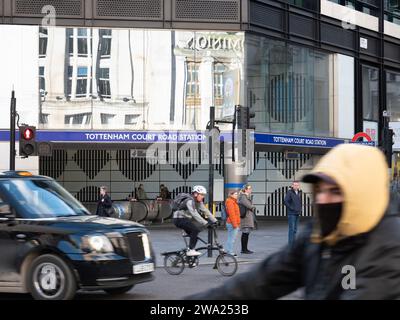 Londra, Regno Unito, 26 novembre 2023 Una scena movimentata alla stazione della metropolitana di Tottenham Court Road nel centro di Londra, che mostra un mix di pendolari e acquirenti durante la stagione autunnale. Questo importante interscambio di mezzi di trasporto serve la Central line, la Northern line e la Elizabeth line, fungendo da punto di accesso principale per Oxford Street e il quartiere commerciale del West End. Foto Stock