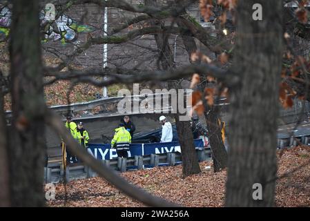 Queens, New York, USA. 1 gennaio 2024. Quattro persone sono state uccise e una persona è in condizioni stabili in un incidente sulla Cross Island Parkway nel Queens, New York. 1° gennaio 2024, Queens, New York, USA: Capodanno, alle 5:50 circa in una sezione della strada panoramica chiamata ''curva dell'uomo morto'', due auto si scontrarono sulla curva dalla Cross Island Parkway in direzione nord alla Whitestone Expressway in direzione sud. Quattro persone sono state dichiarate morte sulla scena del crimine. La quinta persona ferita è in condizioni stabili. La causa dell'incidente e' sotto indagine. Crediti: ZUMA Press, Inc./Alamy Live News Foto Stock